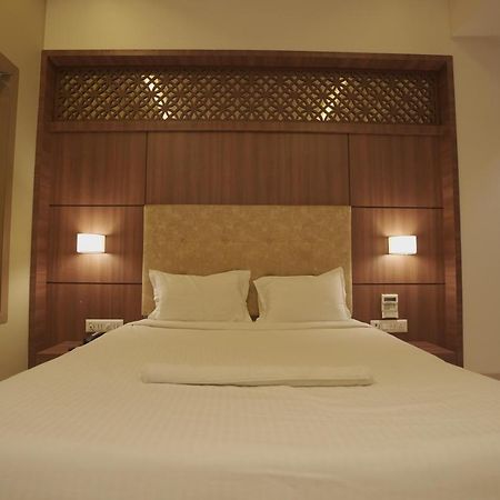 Hotel Mathoshree ターネー エクステリア 写真