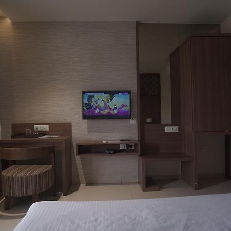 Hotel Mathoshree ターネー エクステリア 写真