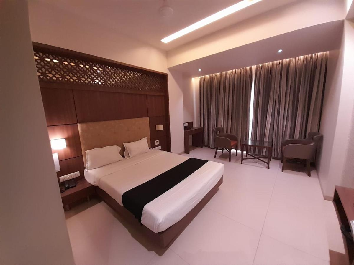 Hotel Mathoshree ターネー エクステリア 写真