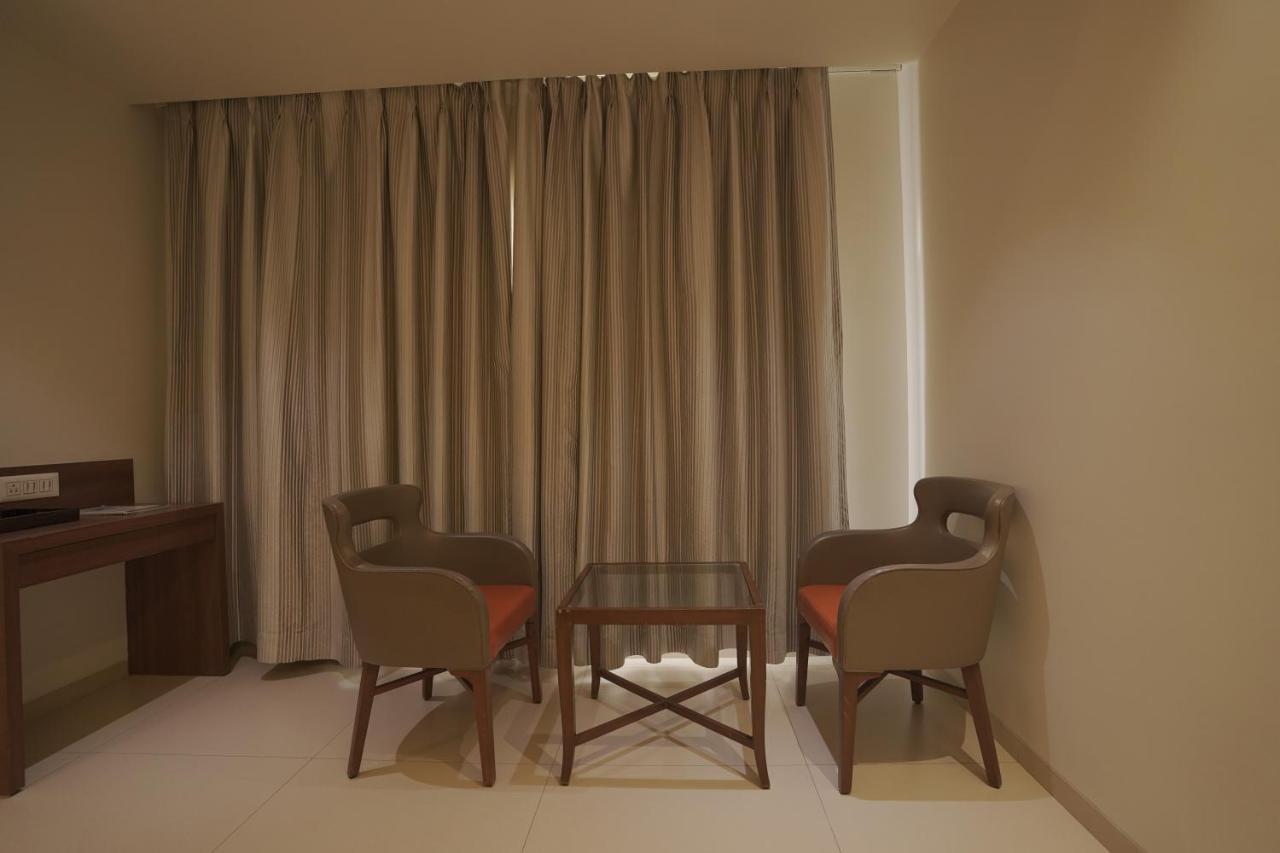Hotel Mathoshree ターネー エクステリア 写真