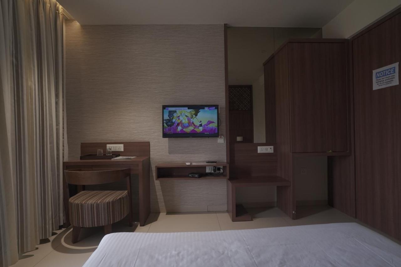 Hotel Mathoshree ターネー エクステリア 写真