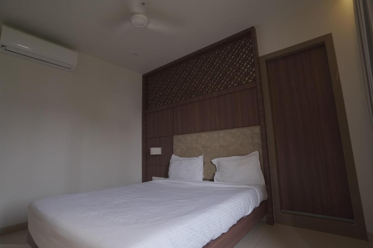 Hotel Mathoshree ターネー エクステリア 写真