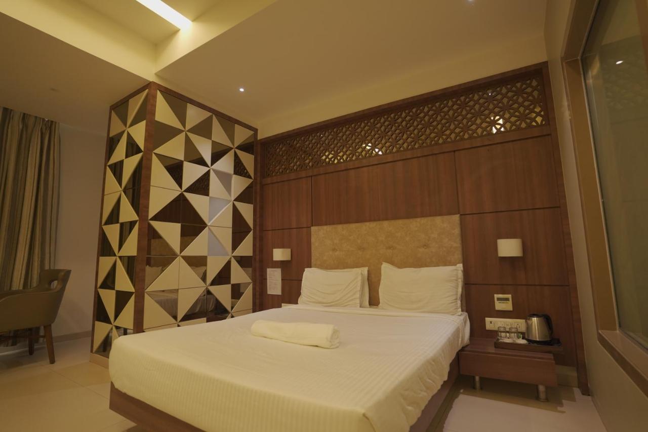 Hotel Mathoshree ターネー エクステリア 写真