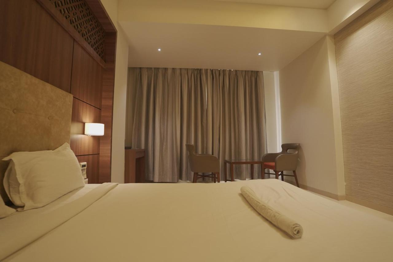 Hotel Mathoshree ターネー エクステリア 写真