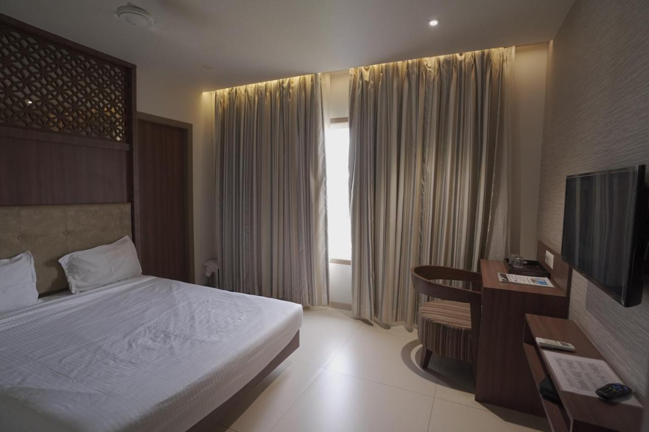 Hotel Mathoshree ターネー エクステリア 写真