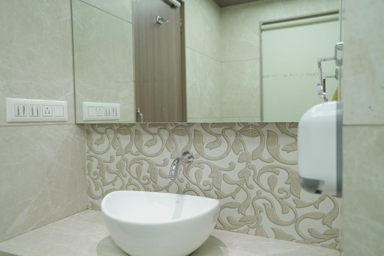 Hotel Mathoshree ターネー エクステリア 写真