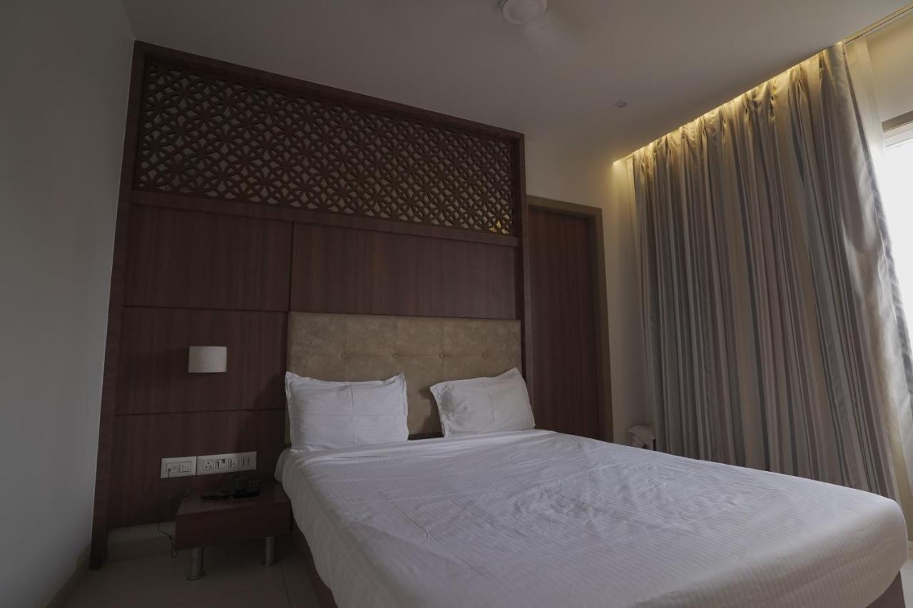 Hotel Mathoshree ターネー エクステリア 写真