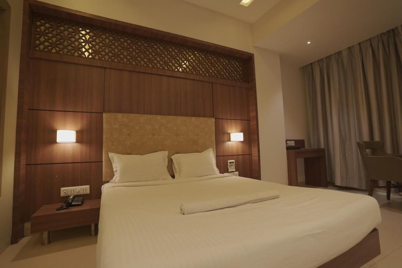 Hotel Mathoshree ターネー エクステリア 写真