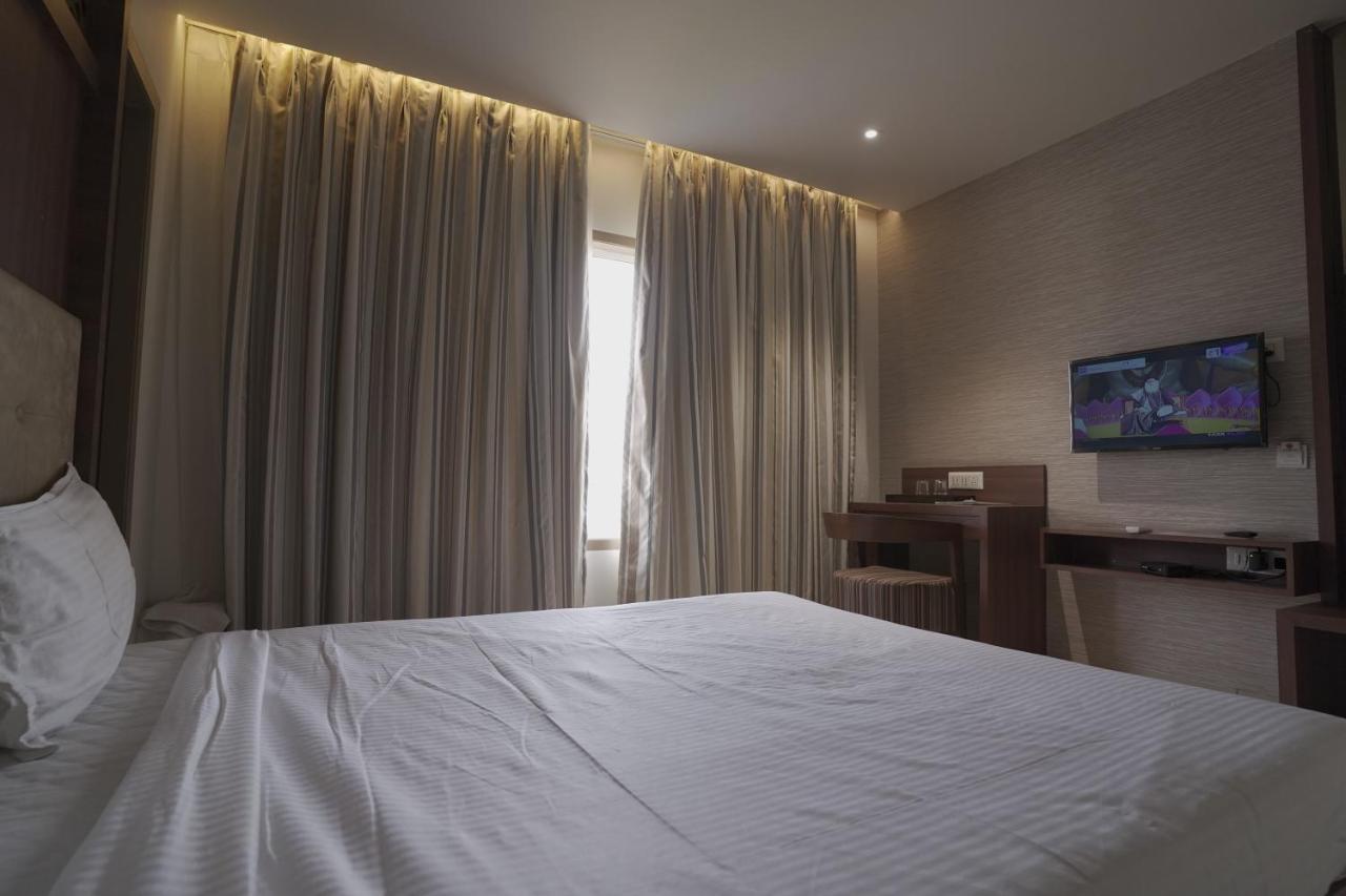 Hotel Mathoshree ターネー エクステリア 写真