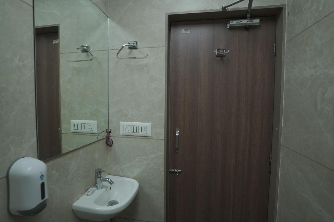 Hotel Mathoshree ターネー エクステリア 写真